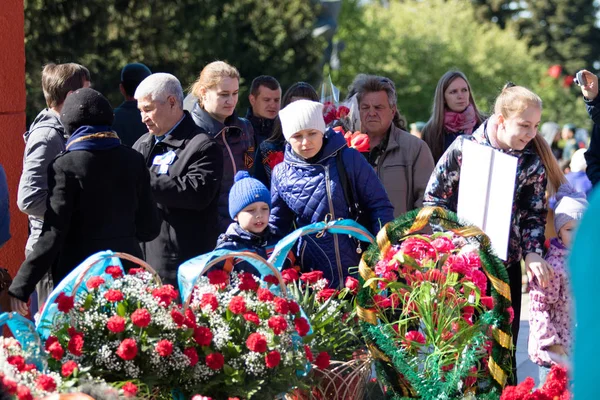Petropavlovsk, Kazakistan - 9 Mayıs 2016: 9 Mayıs 2016 Petropavlovsk, Kazakistan'daki zafer günü. Ölü savaş anısına. Üyeler mutlu.