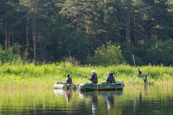 Pietropawłowsk Kazachstan Lipca 2018 Rybaków Ludzie Łodzie Gumowe Jeziorze Ryby — Zdjęcie stockowe