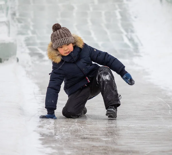 Petropavlovsk Kasachstan Januar 2019 Kinder Fahren Auf Einem Vereisten Hügel — Stockfoto