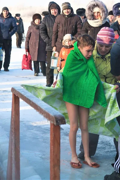 Петропавловск Казахстан Январь 2018 Христианский Праздник Крещение Господне Люди Купаются — стоковое фото