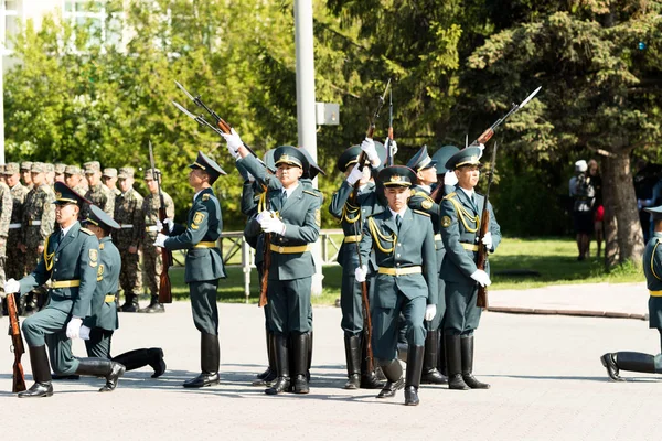 Petropavlovsk 7 Mayıs 2016: Resmi tatil. Defender'ı vatan günün Kazakistan'da 7 Mayıs kutladı. Asker ve askeri. Toplu kutlamalar insanlar.