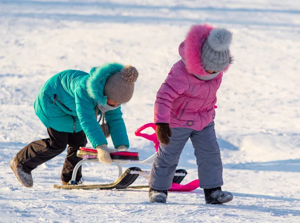 Petropavlovsk Kazachstán Prosince 2018 Děti Rodiče Lyžují Zimě Saních Kazachstán — Stock fotografie