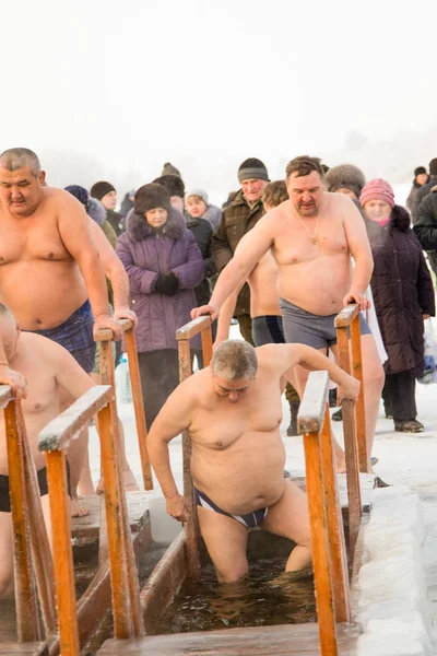 Petropavlovsk Kazakhstan Enero 2018 Bautismo Gente Nada Agujero Hielo Invierno — Foto de Stock