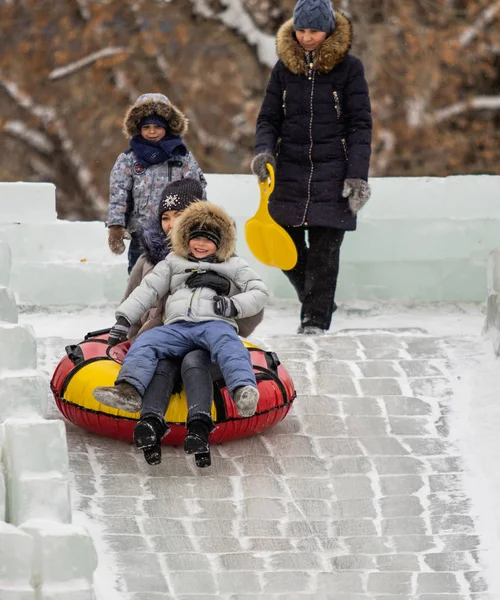 Petropavlovsk Kazakhstan January 2019 Children Ride Icy Hill Adults Children — Stock Photo, Image