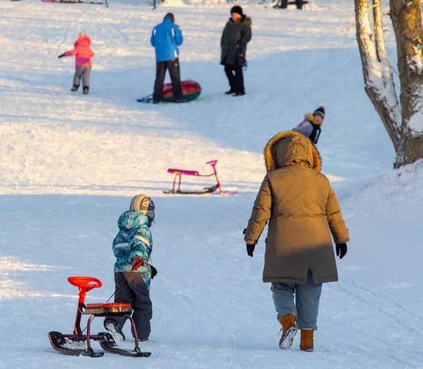 Petropavlovsk Kazachstán Prosince 2018 Děti Rodiče Lyžují Zimě Saních Kazachstán — Stock fotografie