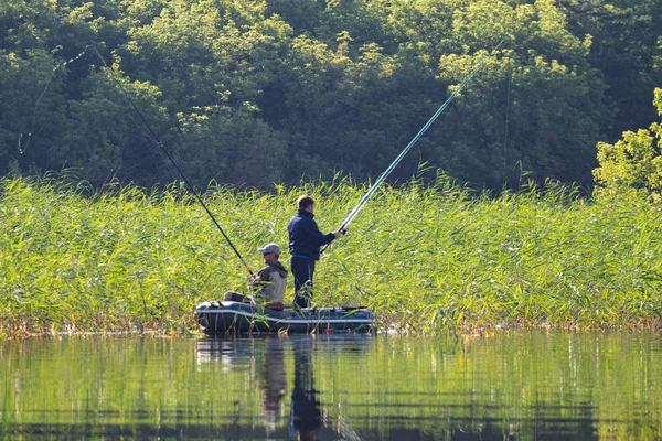 Petropavlovsk Kazakstan Juli 2018 Fiskare Personer Gummibåtar Sjön Fisk Sjön — Stockfoto