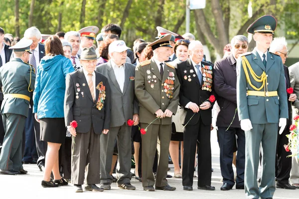 Petropavlovsk 7 Mayıs 2016: Resmi tatil. Defender'ı vatan günün Kazakistan'da 7 Mayıs kutladı. Asker ve askeri. Toplu kutlamalar insanlar.