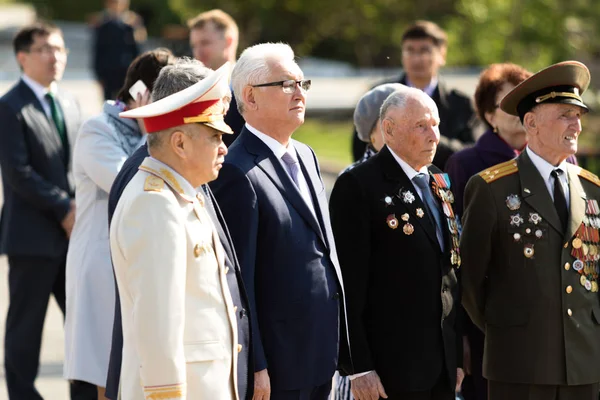 Petropavlovsk 7 Mayıs 2016: Resmi tatil. Defender'ı vatan günün Kazakistan'da 7 Mayıs kutladı. Asker ve askeri. Toplu kutlamalar insanlar.