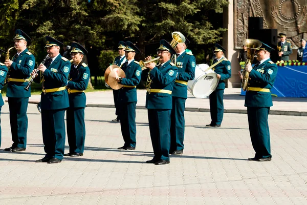 Petropavlovsk 7 Mayıs 2016: Resmi tatil. Defender'ı vatan günün Kazakistan'da 7 Mayıs kutladı. Asker ve askeri. Toplu kutlamalar insanlar.