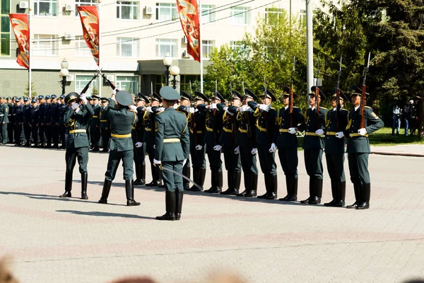 Petropavlovsk 7 Mayıs 2016: Resmi tatil. Defender'ı vatan günün Kazakistan'da 7 Mayıs kutladı. Asker ve askeri. Toplu kutlamalar insanlar.