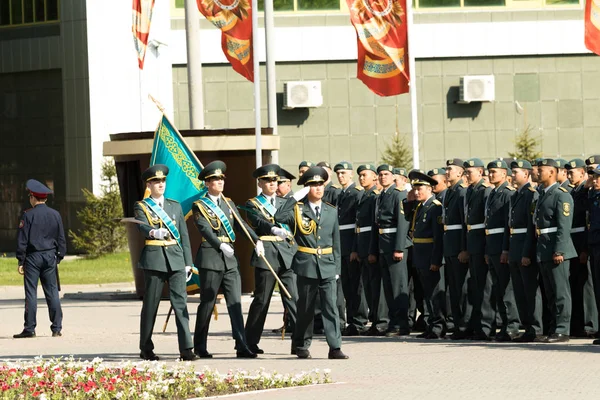 Petropavlovsk 7 Mayıs 2016: Resmi tatil. Defender'ı vatan günün Kazakistan'da 7 Mayıs kutladı. Asker ve askeri. Toplu kutlamalar insanlar.