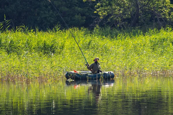 ペトロパブロフスク カザフスタン 2018 湖でゴムボートに人々 は魚します Pestroe ペトロパブロフスク カザフスタン — ストック写真