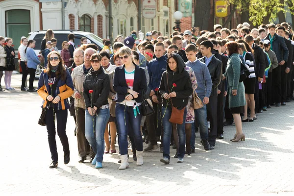 Petropavlovsk 7 Mayıs 2016: Resmi tatil. Defender'ı vatan günün Kazakistan'da 7 Mayıs kutladı. Asker ve askeri. Toplu kutlamalar insanlar.