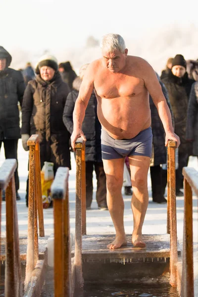 Petropavlovsk, Kazakistan - 19 Ocak 2018: vaftiz. Kışın buz delik insanlar yüzmek.