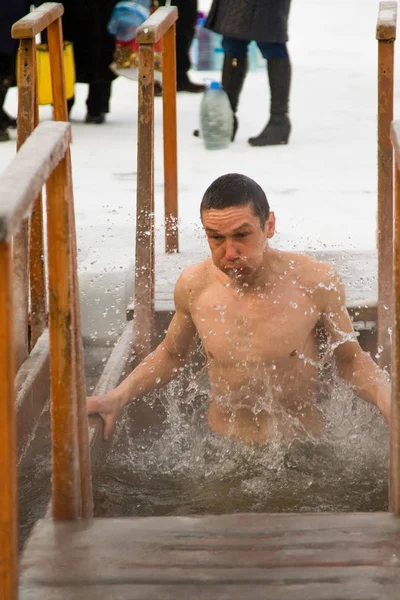 Petropavlovsk, Kazakistan - 19 Ocak 2018: vaftiz. Kışın buz delik insanlar yüzmek.