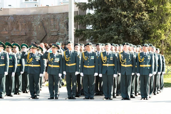 Petropavlovsk 7 Mayıs 2016: Resmi tatil. Defender'ı vatan günün Kazakistan'da 7 Mayıs kutladı. Asker ve askeri. Toplu kutlamalar insanlar.