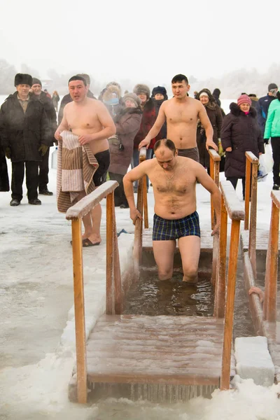 Petropavlovsk Kazakistan Ocak 2018 Vaftiz Kışın Buz Delik Insanlar Yüzmek — Stok fotoğraf