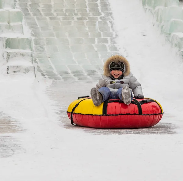 Petropavlovsk Kasachstan Januar 2019 Kinder Fahren Auf Einem Vereisten Hügel — Stockfoto