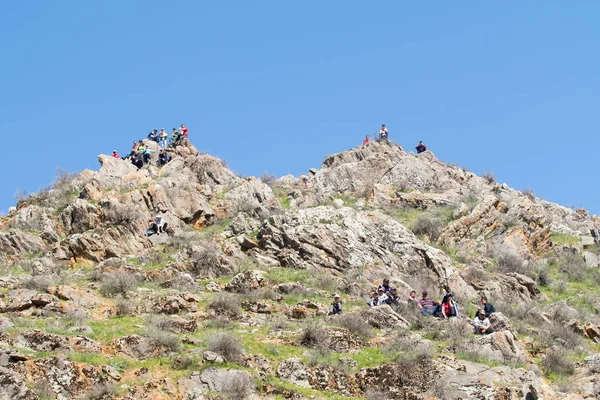 Kazakistan, Çimkent - 9 Nisan 2017. Erkekler kadınlar kadınlar çocuk dağlar bahar. Jöle manzara manzara.