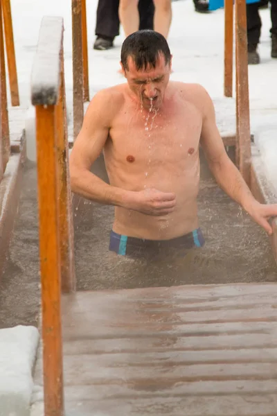 Petropavlovsk, Kazakistan - 19 Ocak 2018: vaftiz. Kışın buz delik insanlar yüzmek.