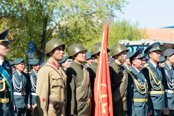 Petropavlovsk, Kazakistan - 9 Mayıs 2016: 9 Mayıs 2016 Petropavlovsk, Kazakistan'daki zafer günü. Ölü savaş anısına. Üyeler mutlu.