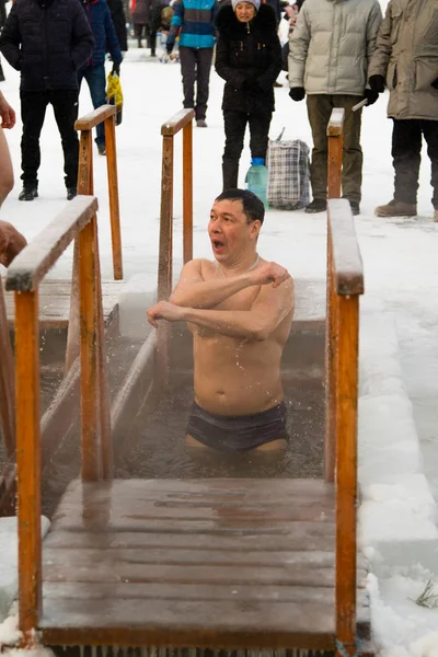 Petropavlovsk, Kazakistan - 19 Ocak 2018: vaftiz. Kışın buz delik insanlar yüzmek.