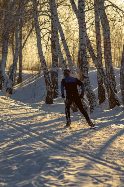Petropavlovsk Kazakhstan Dezembro 2018 Pessoas Esquiam Inverno Neve Cazaquistão Umas — Fotografia de Stock