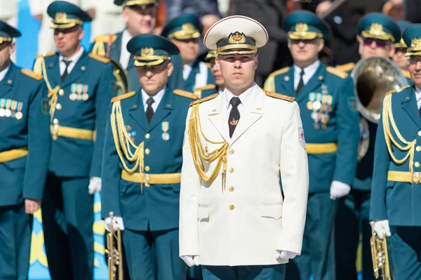 Petropavlovsk, Kazakistan - 9 Mayıs 2016: 9 Mayıs 2016 Petropavlovsk, Kazakistan'daki zafer günü. Ölü savaş anısına. Üyeler mutlu.