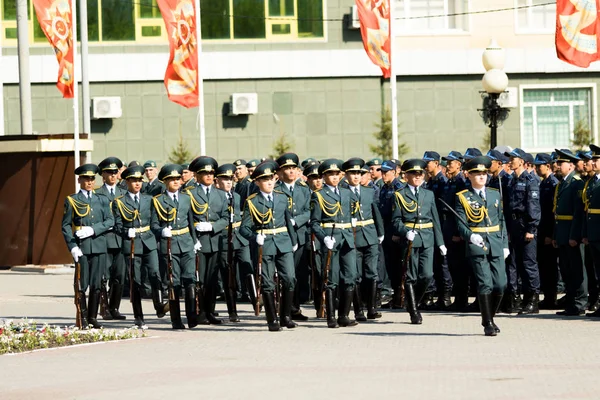 Petropavlovsk 7 Mayıs 2016: Resmi tatil. Defender'ı vatan günün Kazakistan'da 7 Mayıs kutladı. Asker ve askeri. Toplu kutlamalar insanlar.