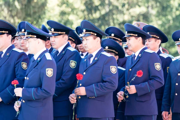 Petropavlovsk, Kazakistan - 9 Mayıs 2016: 9 Mayıs 2016 Petropavlovsk, Kazakistan'daki zafer günü. Ölü savaş anısına. Üyeler mutlu.