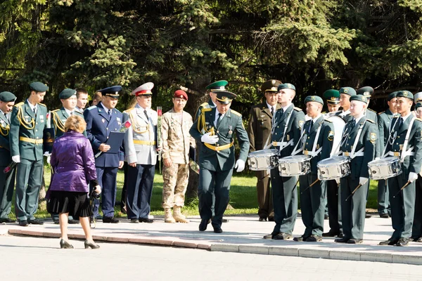Petropavlovsk 7 Mayıs 2016: Resmi tatil. Defender'ı vatan günün Kazakistan'da 7 Mayıs kutladı. Asker ve askeri. Toplu kutlamalar insanlar.