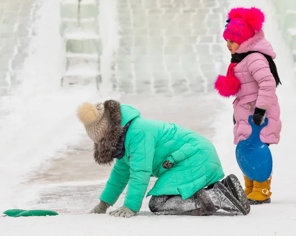 Petropavlovsk Kasachstan Januar 2019 Kinder Fahren Auf Einem Vereisten Hügel — Stockfoto