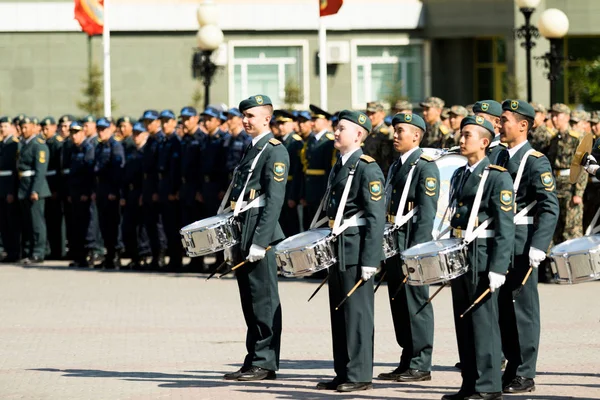 ペトロパブロフスク 2016 日祖国の擁護者は カザフスタンで 日に祝われます 兵士や軍 大量のお祝いの人々 — ストック写真