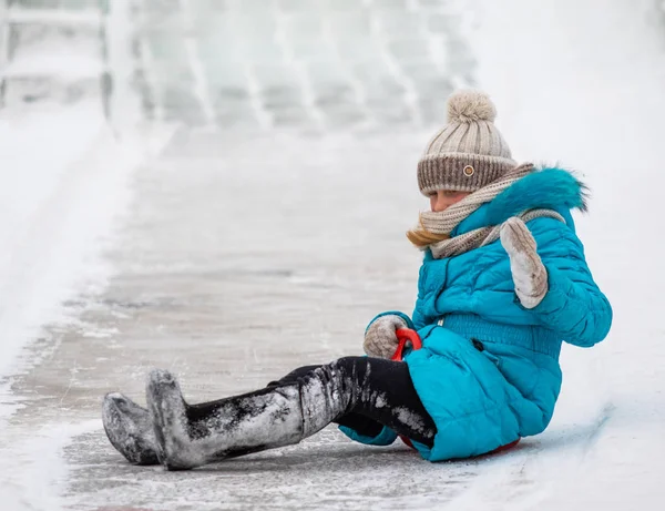 Petropavlovsk Kazakhstan Janeiro 2019 Crianças Andam Uma Colina Gelada Adultos — Fotografia de Stock