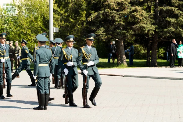 Petropavlovsk 7 Mayıs 2016: Resmi tatil. Defender'ı vatan günün Kazakistan'da 7 Mayıs kutladı. Asker ve askeri. Toplu kutlamalar insanlar.