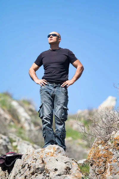 Kazakistan, Çimkent - 9 Nisan 2017. Erkekler kadınlar kadınlar çocuk dağlar bahar. Jöle manzara manzara.