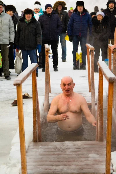 Petropavlovsk, Kazakistan - 19 Ocak 2018: vaftiz. Kışın buz delik insanlar yüzmek.