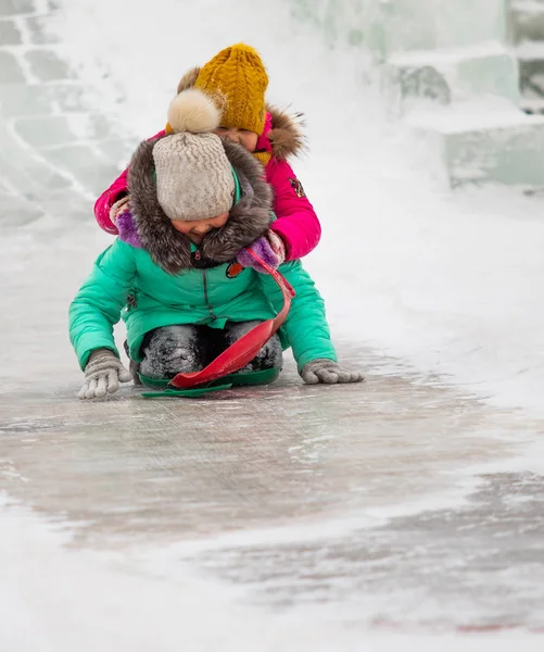 Petropavlovsk Kazachstan Januari 2019 Kinderen Rijden Een Ijzige Heuvel Volwassenen — Stockfoto