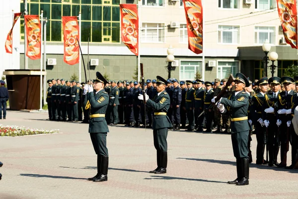 Petropavlovsk 7 Mayıs 2016: Resmi tatil. Defender'ı vatan günün Kazakistan'da 7 Mayıs kutladı. Asker ve askeri. Toplu kutlamalar insanlar.