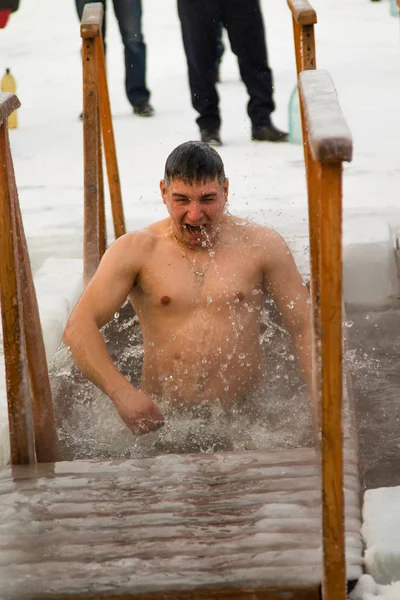 Petropavlovsk Kasachstan Januar 2018 Die Taufe Menschen Schwimmen Winter Eisloch — Stockfoto