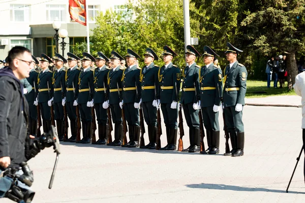 彼得罗巴甫洛夫斯克 公共假日 5月7日在哈萨克斯坦庆祝祖国日的捍卫者 士兵和军人群众庆祝人 — 图库照片