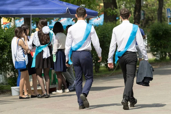 加罗巴甫洛夫斯克 2016年5月25日 庄严的活动 最后一个钟 学校放假的最后一个电话 2016年毕业生 蓝色补丁 — 图库照片