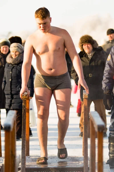 Petropavlovsk, Kazakistan - 19 Ocak 2018: vaftiz. Kışın buz delik insanlar yüzmek.