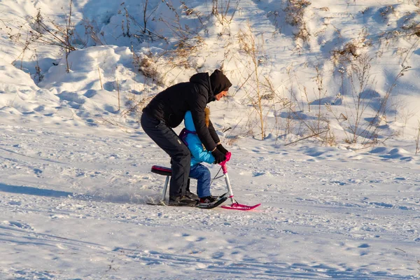 Petropavlovsk Kazakhstan Décembre 2018 Enfants Parents Skient Hiver Sur Traîneau — Photo