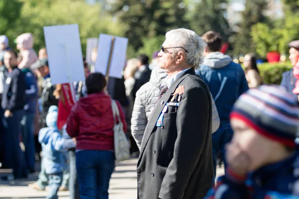 Petropavlovsk, Kazakistan - 9 Mayıs 2016: 9 Mayıs 2016 Petropavlovsk, Kazakistan'daki zafer günü. Ölü savaş anısına. Üyeler mutlu.