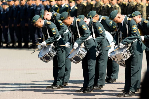 Petropavlovsk 7 Mayıs 2016: Resmi tatil. Defender'ı vatan günün Kazakistan'da 7 Mayıs kutladı. Asker ve askeri. Toplu kutlamalar insanlar.