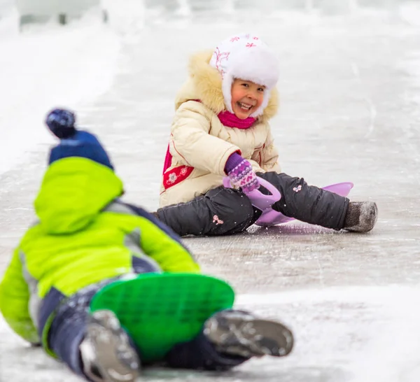 ペトロパブロフスク カザフスタン 2019 子供たちは氷のような丘の上に乗る 大人と子供が一緒に公園でのんびり — ストック写真