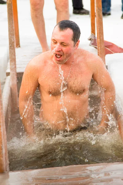 Petropavlovsk, Kazakistan - 19 Ocak 2018: vaftiz. Kışın buz delik insanlar yüzmek.