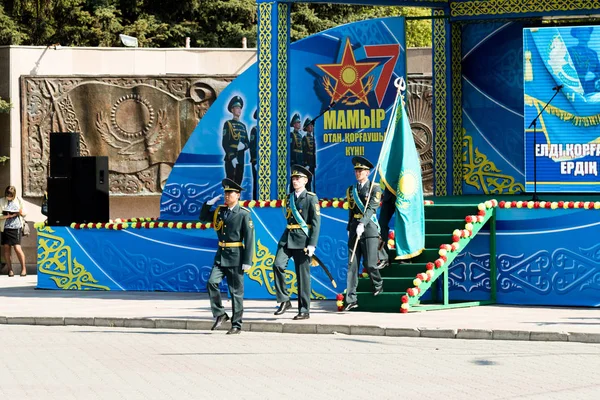 Petropavlovsk 7 Mayıs 2016: Resmi tatil. Defender'ı vatan günün Kazakistan'da 7 Mayıs kutladı. Asker ve askeri. Toplu kutlamalar insanlar.