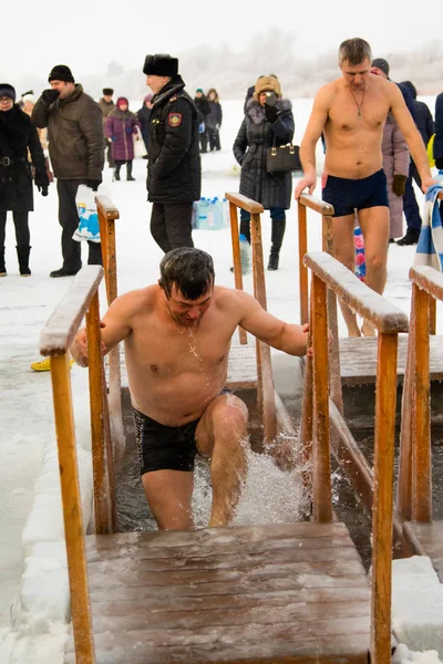 Petropavlovsk, Kazakistan - 19 Ocak 2018: vaftiz. Kışın buz delik insanlar yüzmek.